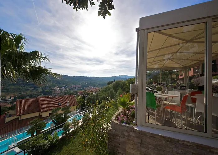 Fuer 4 Personen In Imperia Appartement Imperia